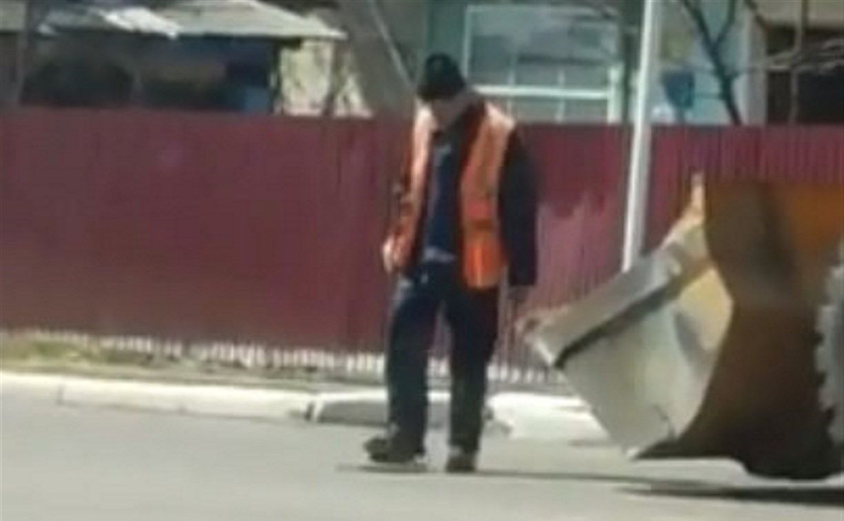 Ямочный ремонт в Поронайске рабочие делают щебнем и пятками