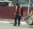 Ямочный ремонт в Поронайске рабочие делают щебнем и пятками