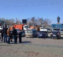 Водители восьми мусоровозов грозят вывалить мусор на площади перед мэрией Южно-Сахалинска