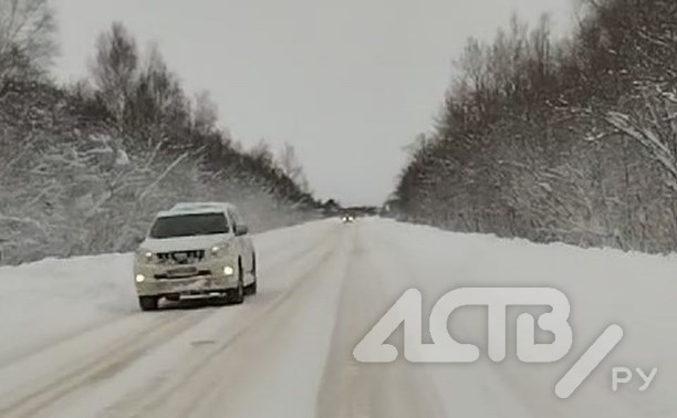 "Долинск поздно проснулся?": автомобилисты жалуются на состояние трассы после метели