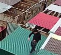 На Сахалине ищут попавшего на видео мужчину: может быть причастен к краже
