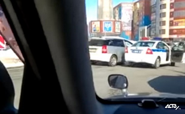 Лихой водитель чуть не столкнулся с полицейским автомобилем в Южно-Сахалинске