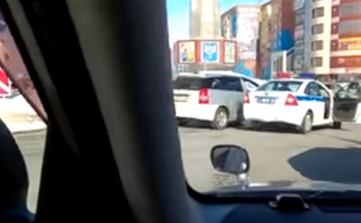 Лихой водитель чуть не столкнулся с полицейским автомобилем в Южно-Сахалинске