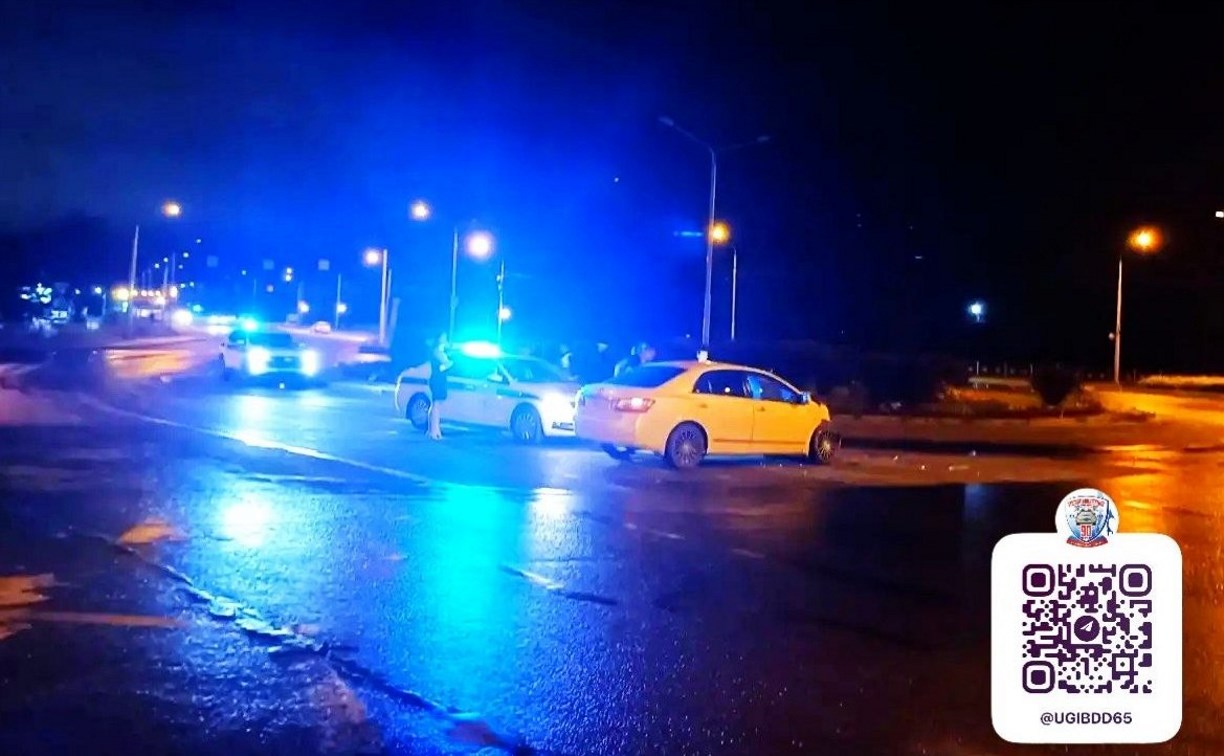 Двух человек увезли в больницу после аварии на кольце в Южно-Сахалинске 