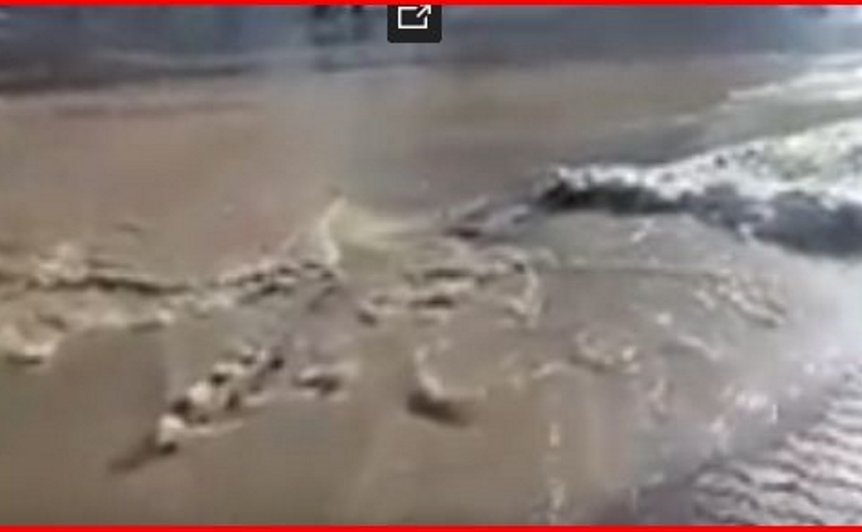Вода хлестала из-под земли на улице Ленина в Южно-Сахалинске