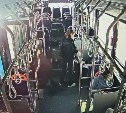 Опубликовано видео инцидента в автобусе в Южно-Сахалинске: коляску с младенцем зажало дверями
