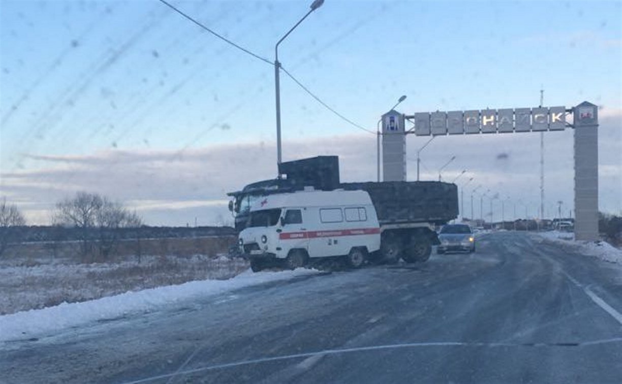 Два человека пострадали при столкновении грузовика и "скорой помощи" в Поронайске