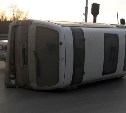 В Южно-Сахалинске посреди проезжей части опрокинулся микроавтобус