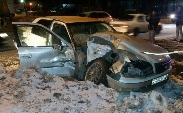Два человека пострадали при столкновении легкового автомобиля и грузовика в Южно-Сахалинске