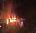 Появились кадры вечернего пожара в Троицком — баня горела открытым пламенем