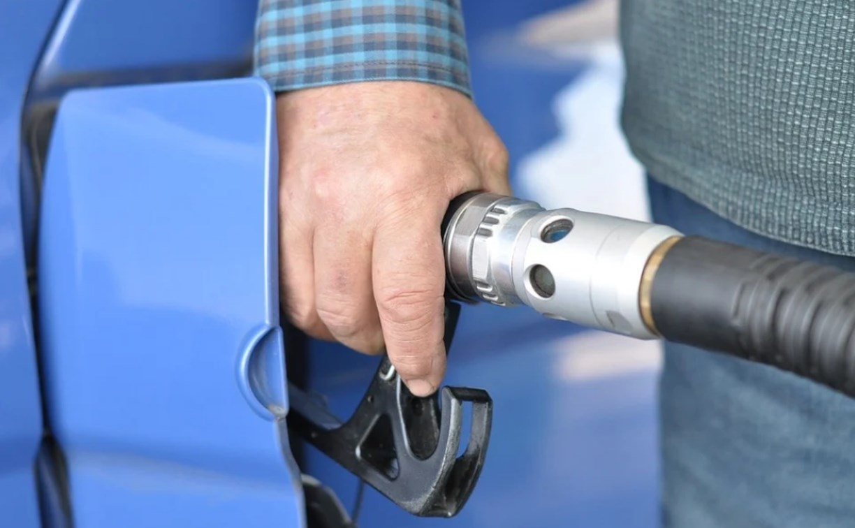 За неделю бензин подешевел в 24 регионах, но Сахалин цены скидывать не хочет