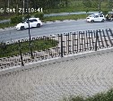 Уличная камера сняла, как подростки на питбайке врезались в хэтчбек в Аниве