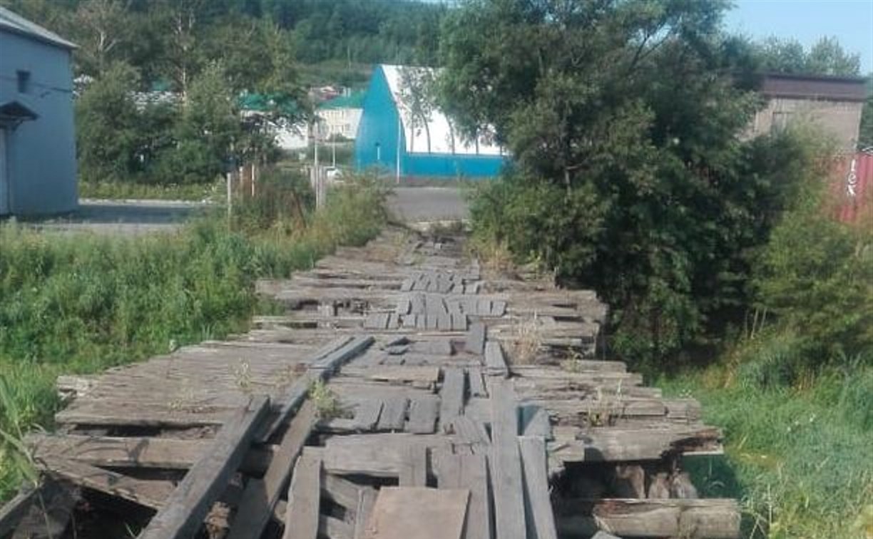 "Люди балансируют на досках": опасный мост в Углегорске готов рассыпаться под ногами
