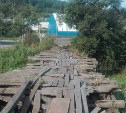 "Люди балансируют на досках": опасный мост в Углегорске готов рассыпаться под ногами