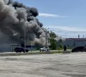 Большое здание полыхает в Южно-Сахалинске — новость обновляется