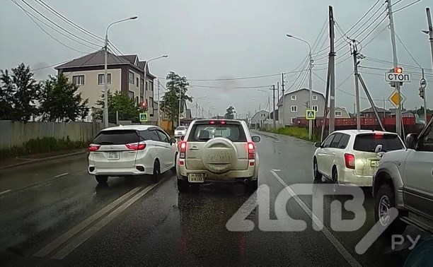 "Просто ему нужнее": автохам на светофоре в Южно-Сахалинске обогнал всех по встречке и на красный