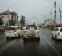 "Просто ему нужнее": автохам на светофоре в Южно-Сахалинске обогнал всех по встречке и на красный 