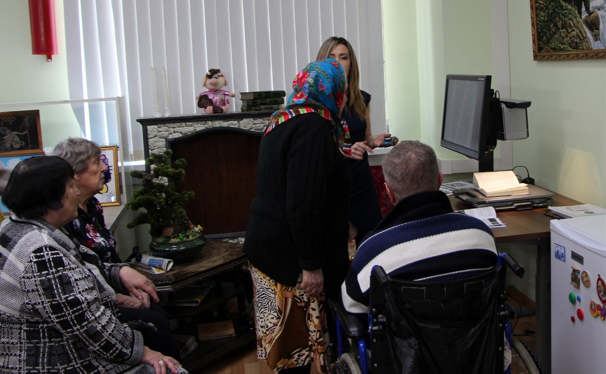 В Южно-Сахалинске слабовидящим престарелым помогает читать новый увеличитель