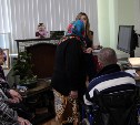 В Южно-Сахалинске слабовидящим престарелым помогает читать новый увеличитель