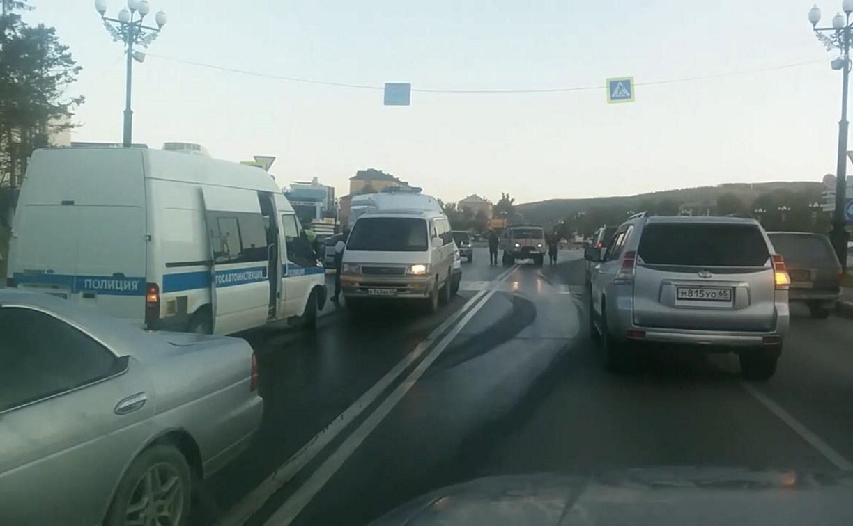 Микроавтобус сбил мужчину на пешеходном переходе в Южно-Сахалинске