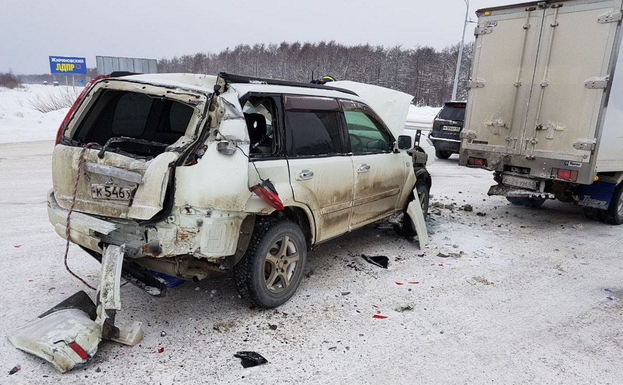Nissan X-Trail и два грузовика столкнулись в Южно-Сахалинске