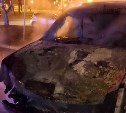 Автомобиль загорелся на парковке около многоэтажки в Южно-Сахалинске