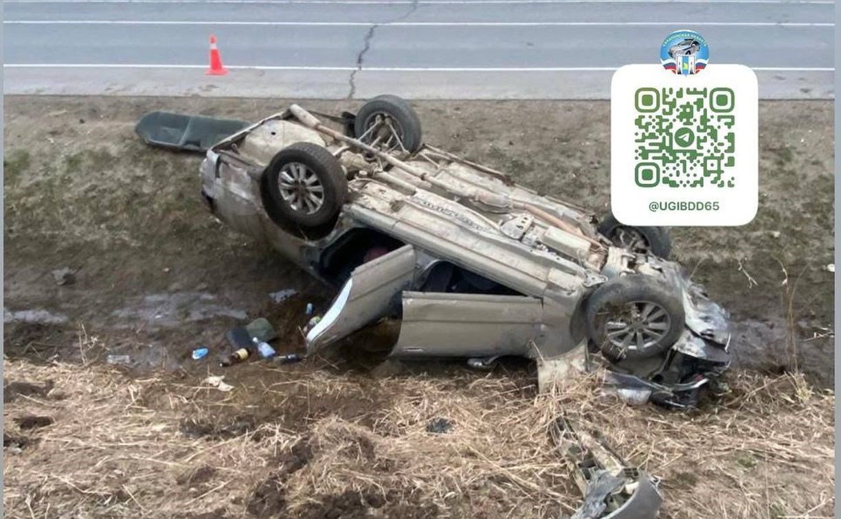 Два человека пострадали в ДТП на холмской трассе: Toyota Chaser опрокинулась в кювет
