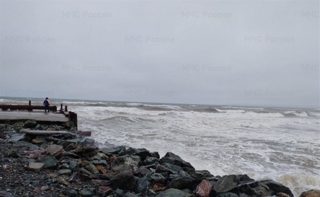 Сахалинские спасатели проверили 25 км береговой полосы в поисках мужчины, которого смыло волной
