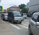 Мгновенная карма: пока в Южно-Сахалинске задерживали пьяного водителя, в его машину врезались