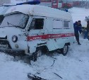 КамАЗ врезался в автомобиль "скорой помощи" в Холмске