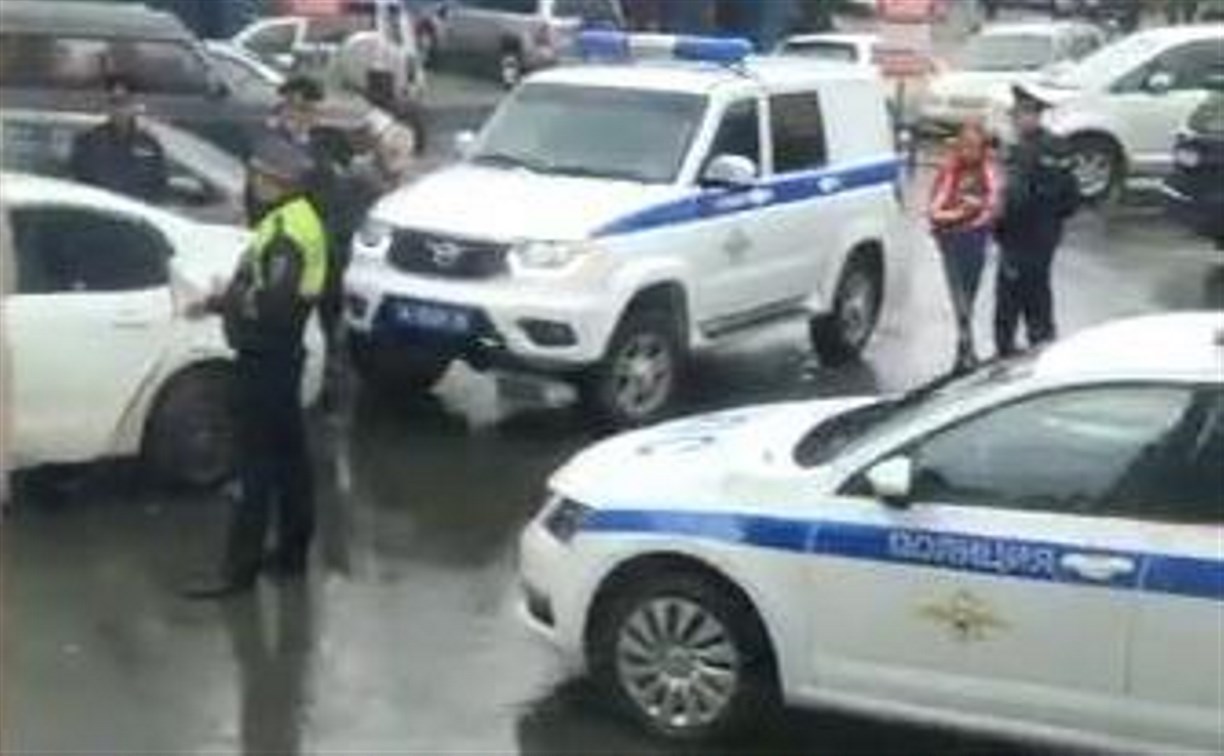 Водителя "Киа" вытащили из авто и заковали в наручники в Южно-Сахалинске