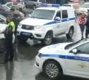Водителя "Киа" вытащили из авто и заковали в наручники в Южно-Сахалинске