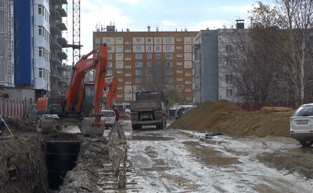 В траншею трехметровой глубины в темноте упал житель Южно-Сахалинска