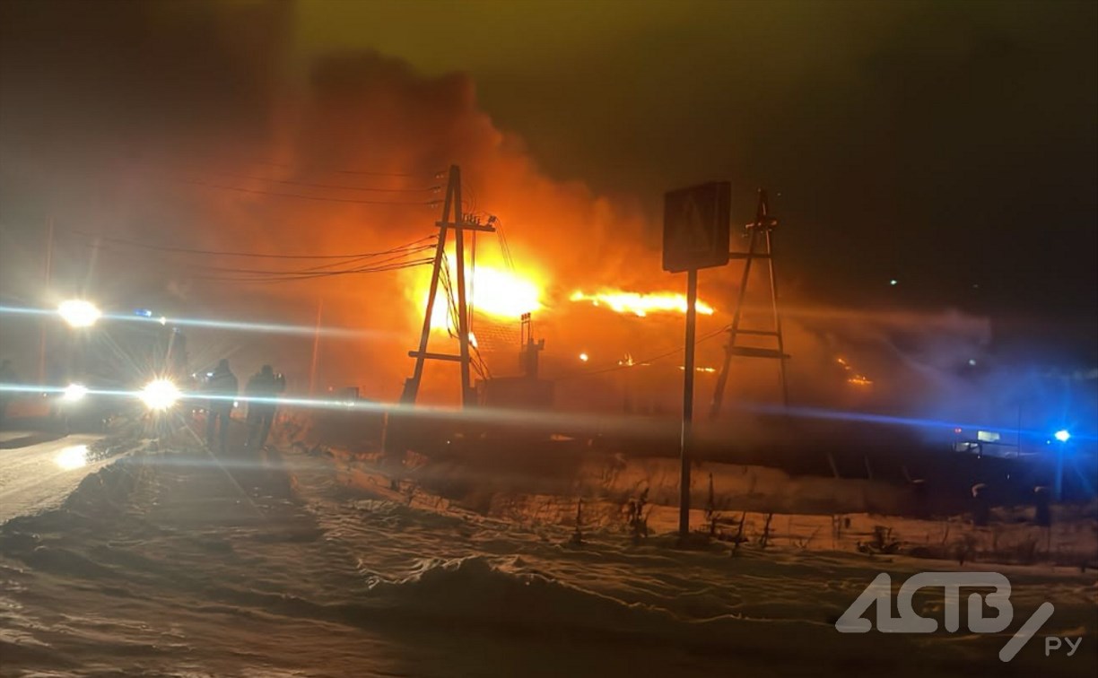 Крупный пожар в Южно-Сахалинске: горит дом на площади 150 "квадратов"