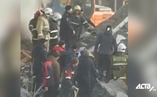 Очевидец снял на видео, как под завалами дома в Тымовском предположительно кого-то нашли