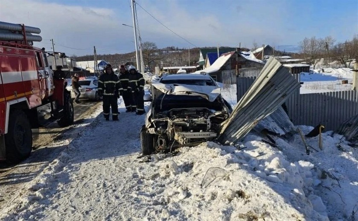 Пострадал водитель: автомобиль врезался в забор и повредил газовую трубу в Троицком