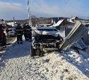 Пострадал водитель: автомобиль врезался в забор и повредил газовую трубу в Троицком