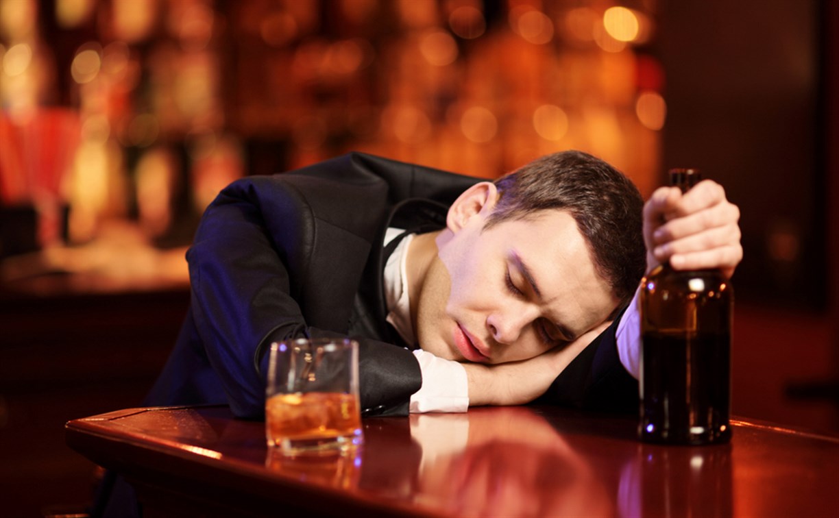 Сахалинец не смог устоять, когда увидел пьяного друга спящим