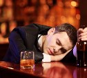Сахалинец не смог устоять, когда увидел пьяного друга спящим