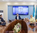Мэр Южно-Сахалинска наградил полицейских и охранника, которые раскрыли факт вандализма