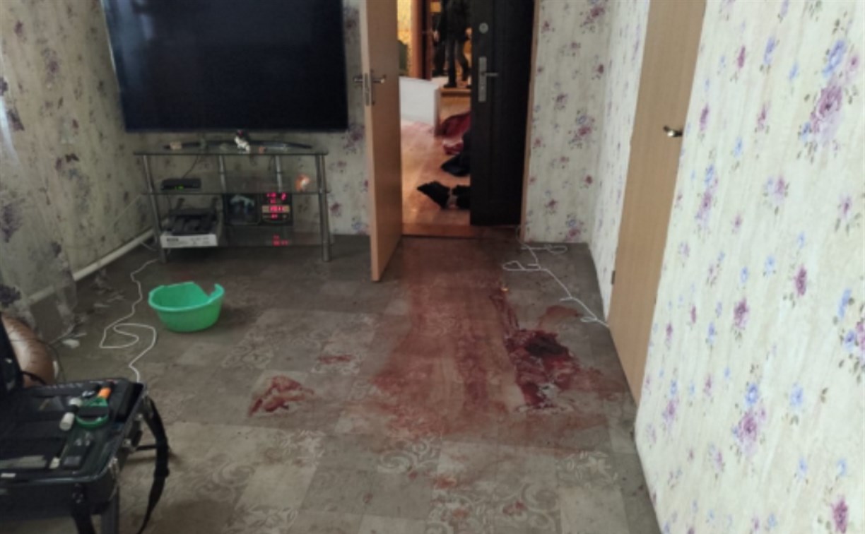 Недопитый чай и лужи крови: появились фото с места жестокого убийства в Тымовском районе 