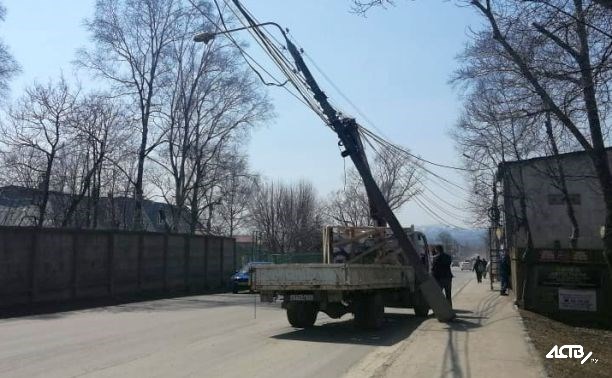 Водитель автокрана намотал на стрелу провода и чуть не сшиб столб в Южно-Сахалинске