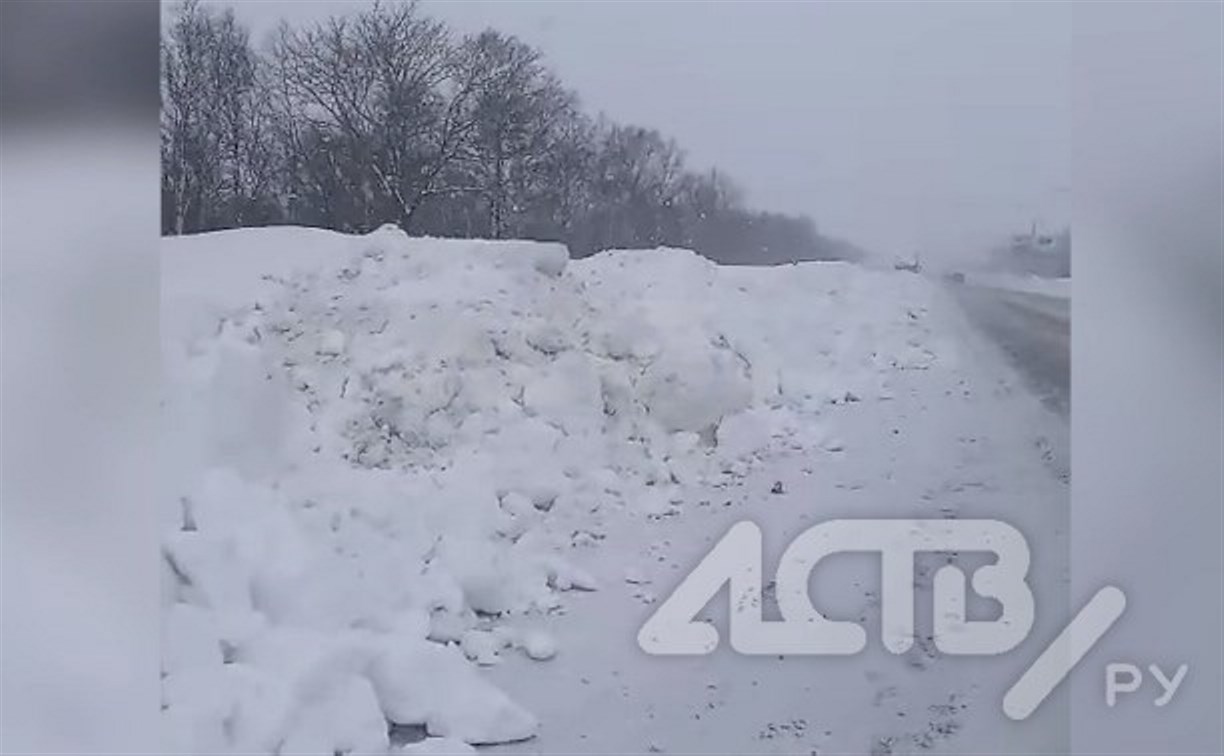 В сахалинском минтрансе объяснили, почему коммунальщики скидывали снег на федеральную трассу