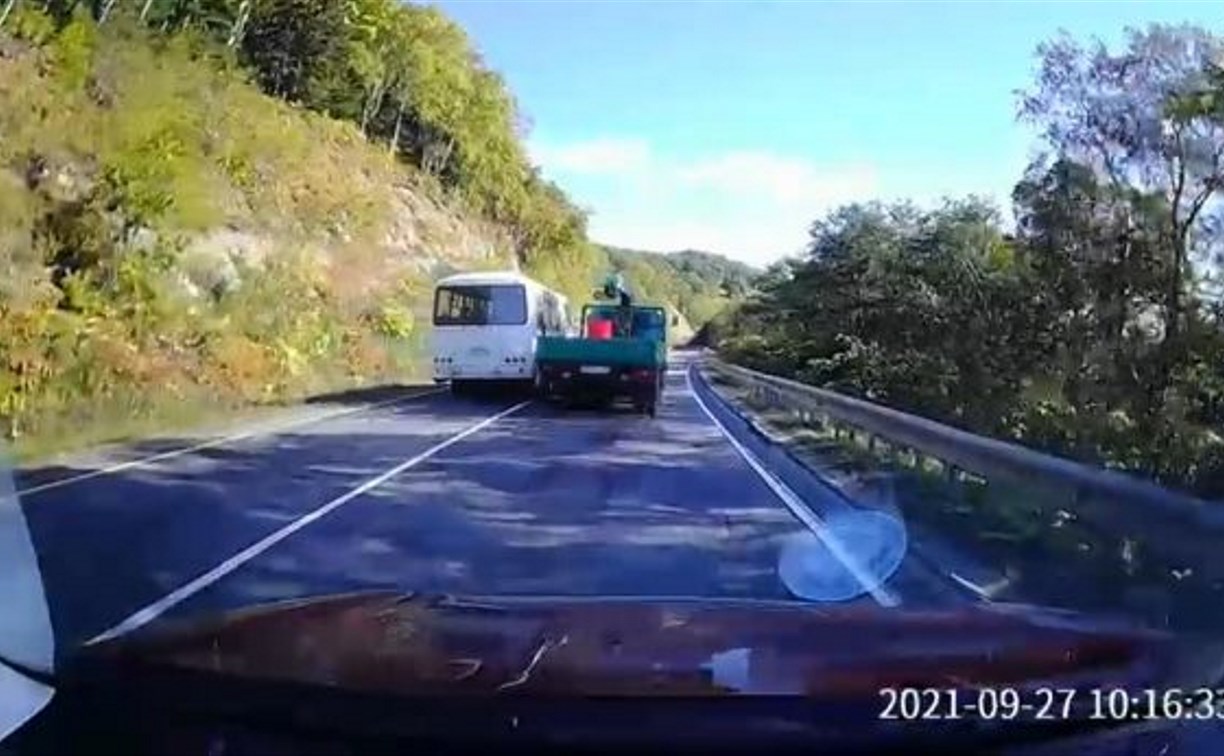 Автобус с людьми едва не совершил лобовое столкновение на самом опасном перевале Сахалина