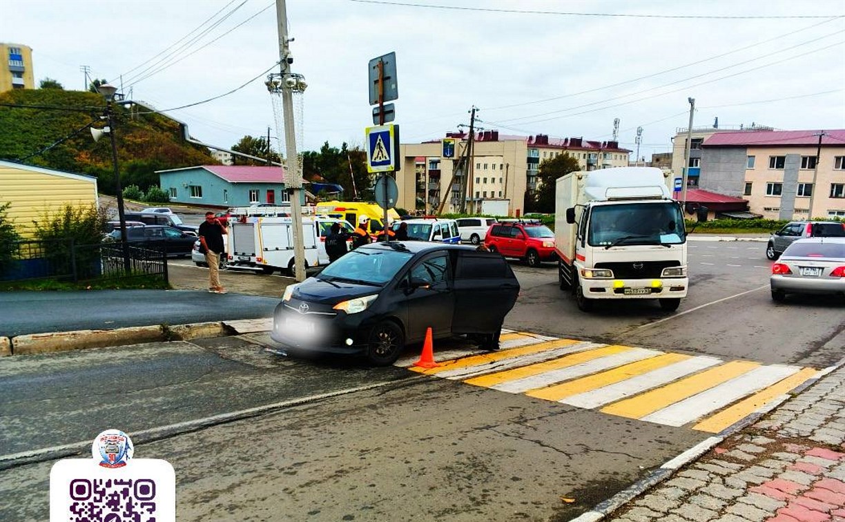 Женщина на Toyota Ractis сбила пенсионерку на "зебре" в Холмске