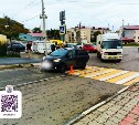 Женщина на Toyota Ractis сбила пенсионерку на "зебре" в Холмске