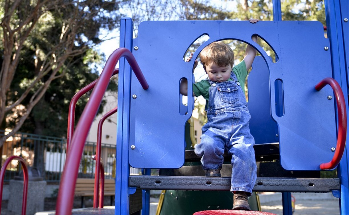 Дополнительную сотню детских площадок установят на Сахалине и Курилах