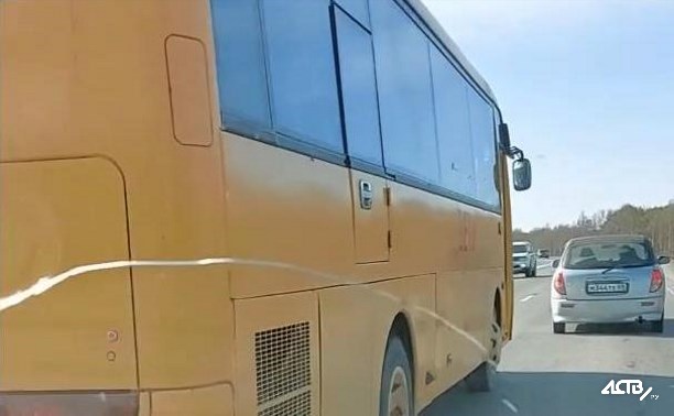 Водитель детского автобуса вылетел на встречку на объездной на Троицкое