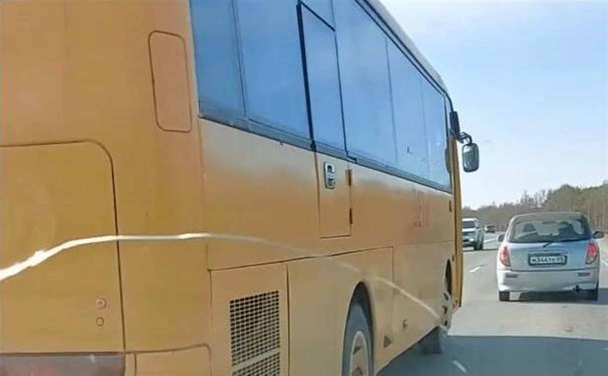 Водитель детского автобуса вылетел на встречку на объездной на Троицкое