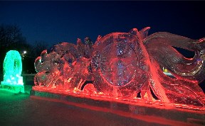 Девять композиций изо льда и шесть снежных фигур украсили берег озера Верхнего в парке